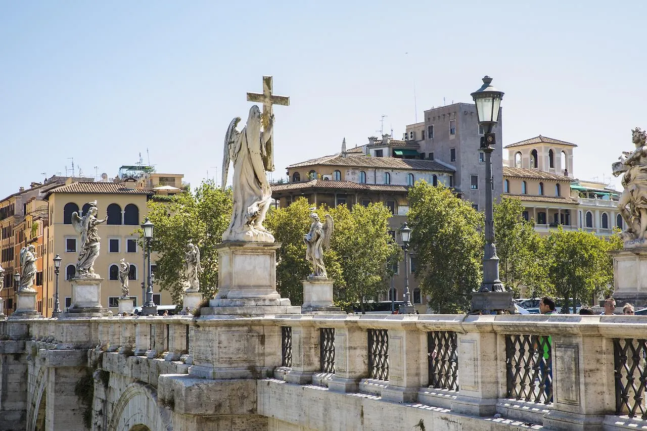 Six-Bedroom On Lungotevere Degli Altoviti Apt 19 Rome